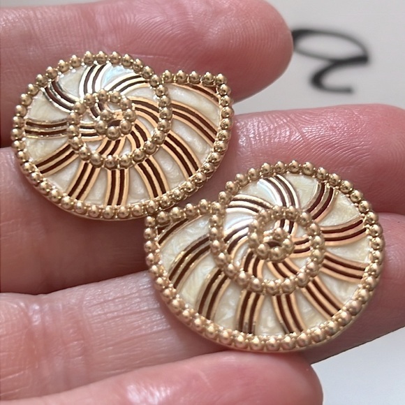 SEASHELL BAUBLEBAR 🐚 GOLD DETAILED EARRINGS - Picture 8 of 8